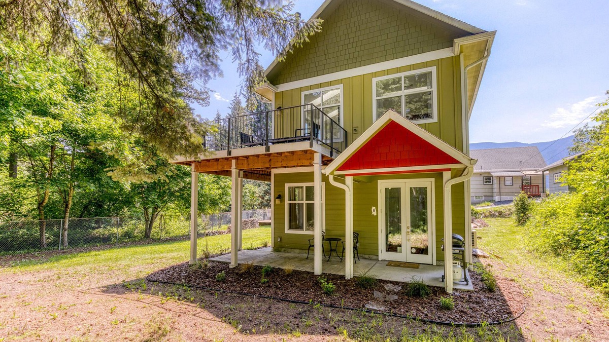 Stevenson House | Dog-friendly studio with river view, patio, grill, & shared W/D