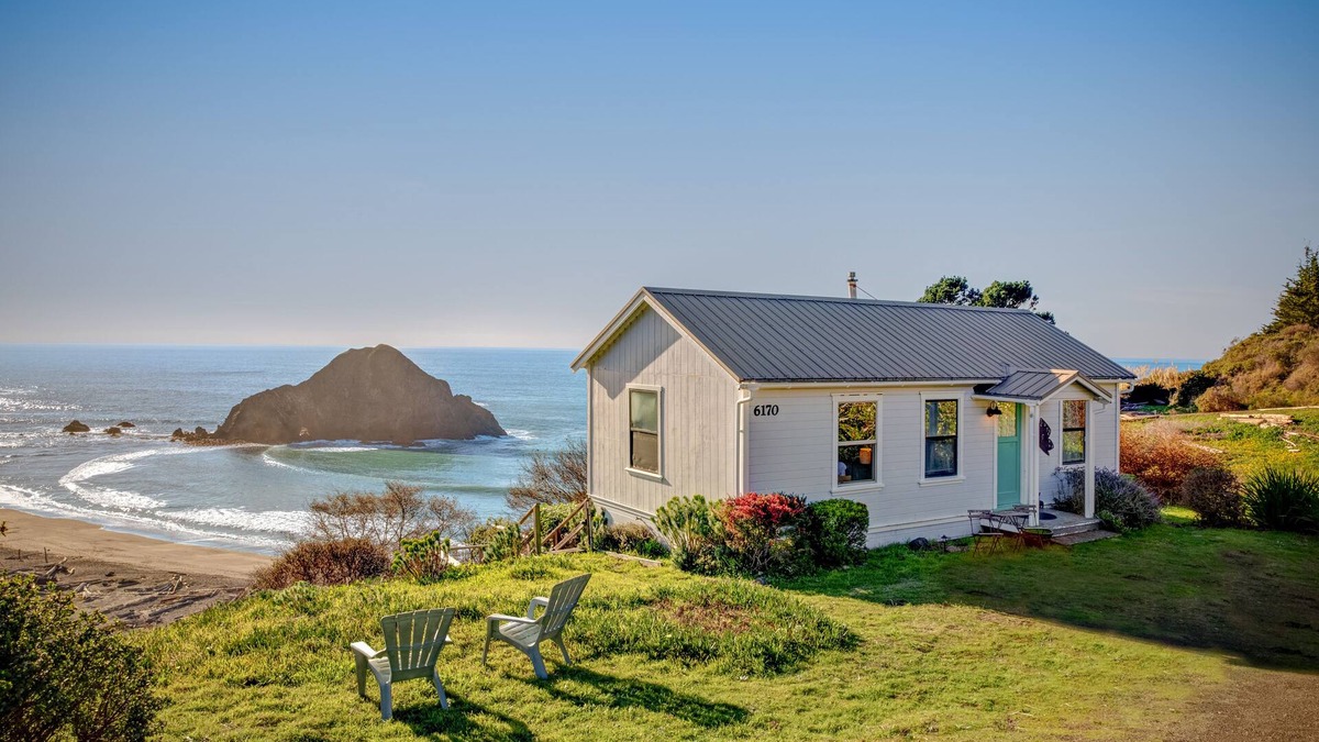 Elk House | Dog-friendly waterfront home with full kitchen & WiFi - near the beach