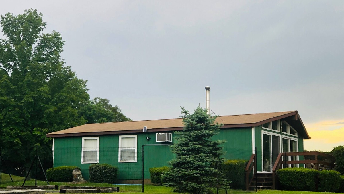 Saylorsburg Ski Chalet | Dog Lover's Chalet w/Fenced Yard, AMAZING VIEW 10mi to Camelback/Hiking/Casino