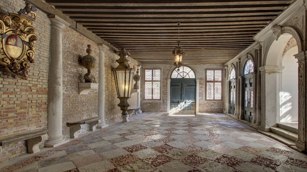 Santa Croce Apartment | DOGE Stair