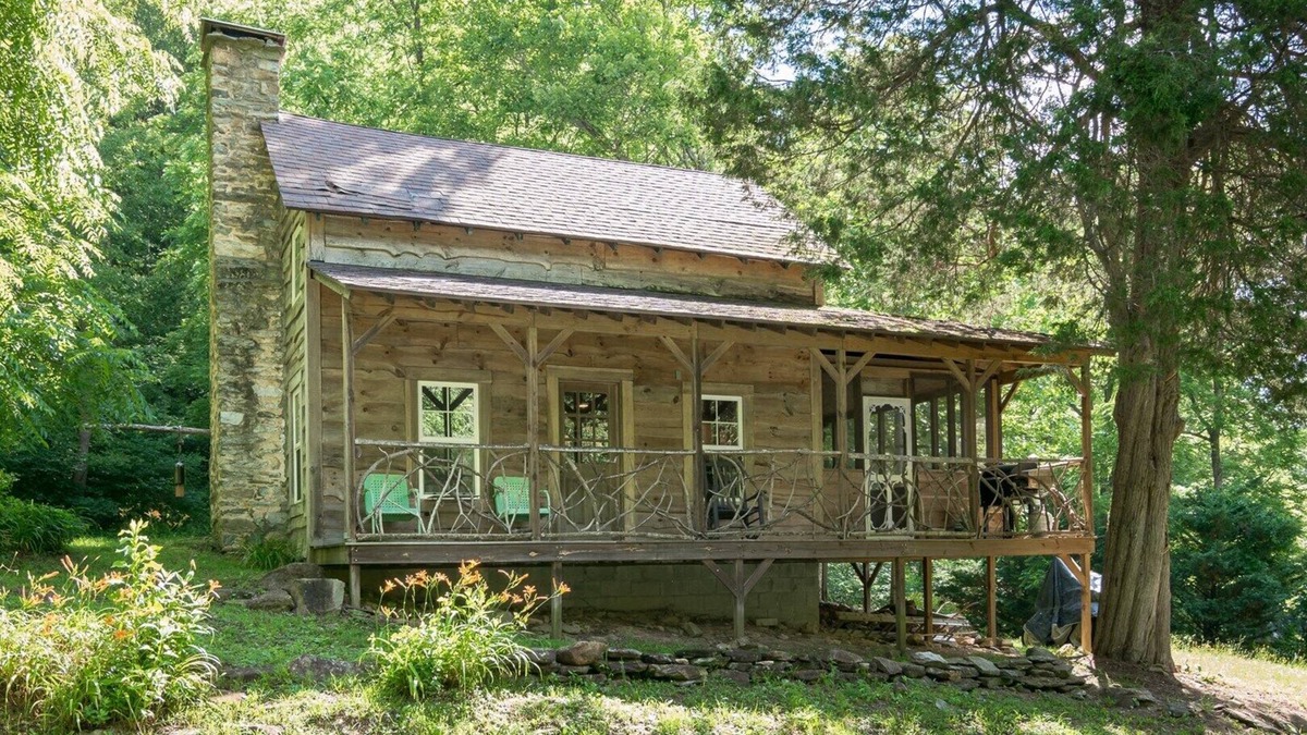 Marshall Cabin | Doggett Cabin | Rustic Log Retreat, Fire Pit, Pond & Trails (BYO Linens)