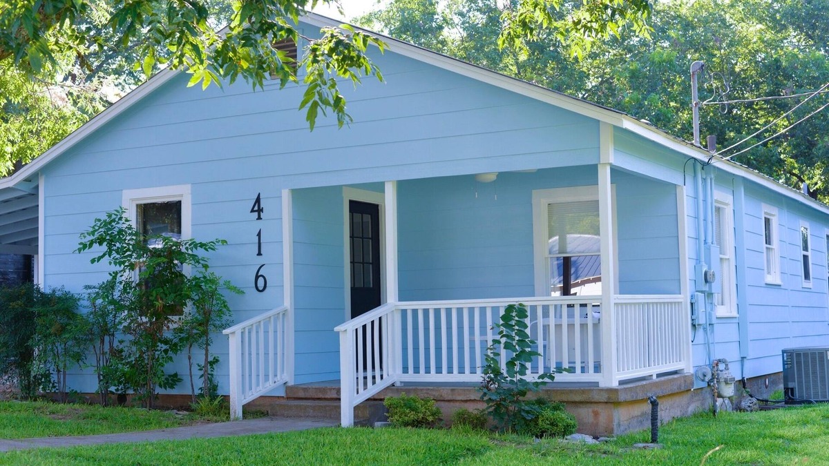Fredericksburg House | Dogologie Haus 416 - No Smoking, no pet fee, 3 blocks from Main St