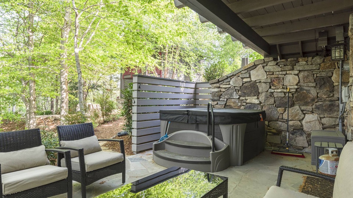 Cheshire House | Dogwood Treehouse | Luxury Living with Patio, Hot Tub & Gas Grill! - 2 Bedroom, 2 Bathroom