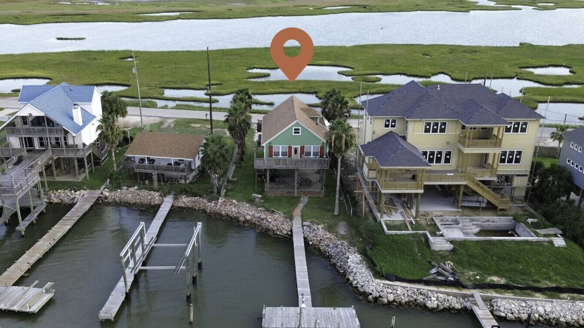 Sportsman Road House | Dolce Villa- Fisherman`s Paradise, bayfront/private pier