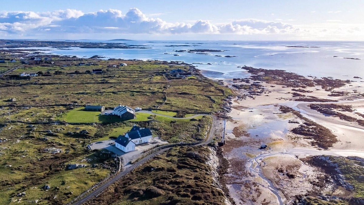 Ballyconneely Ski Chalet | Doleen Quay House is a luxurious beach holiday home