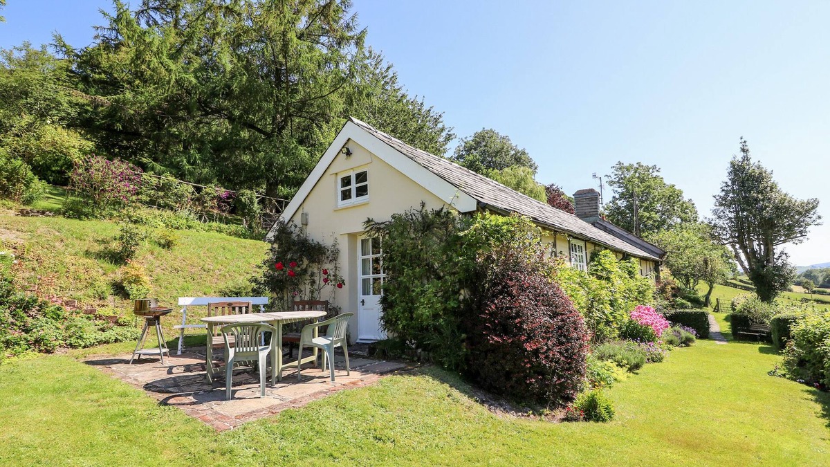 Trefeglwys Cottage | DOLGENAU HIR - THE BARN, pet friendly, with open fire in Trefeglwys
