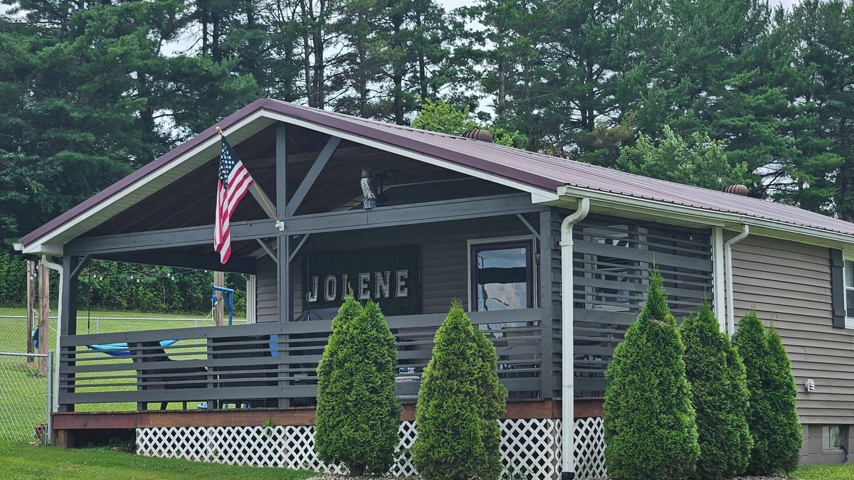 Lily House | Dolly inspired 1940s 2 bedroom Bungalow near Laurel Lake, hiking, and more