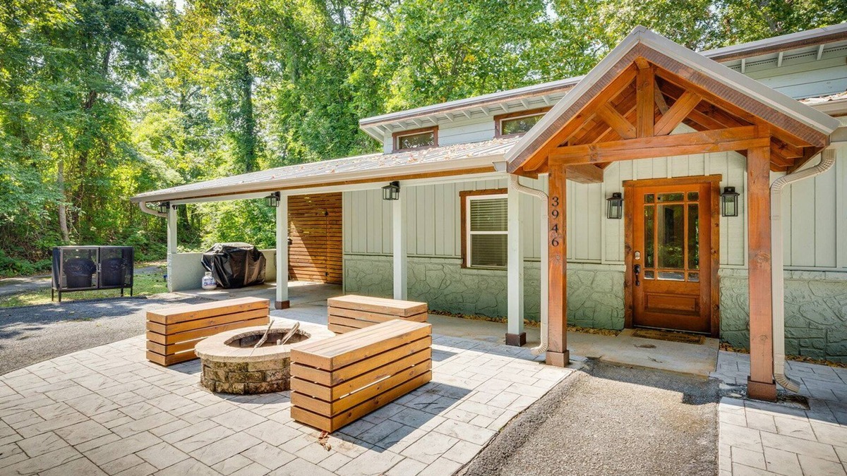 Caton Cabin | Dolly's Getaway - Fire pit, hot tub, and game room!