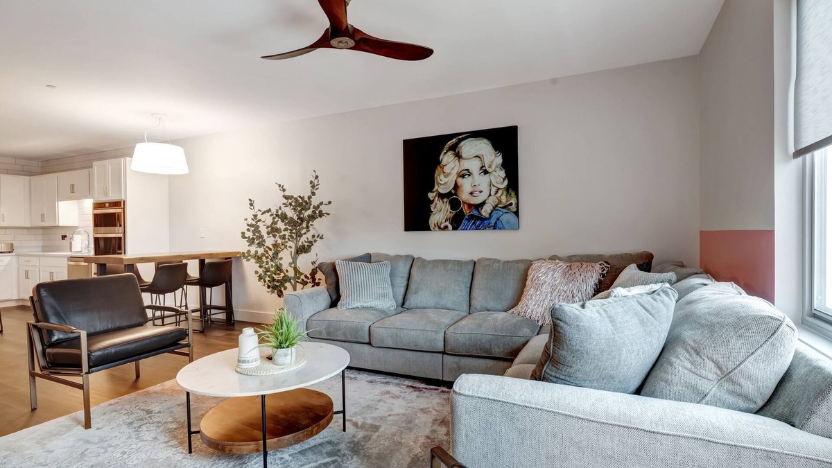 Donelson House | Dolly's Retreat ~ 2 Bedroom/2 Bathroom