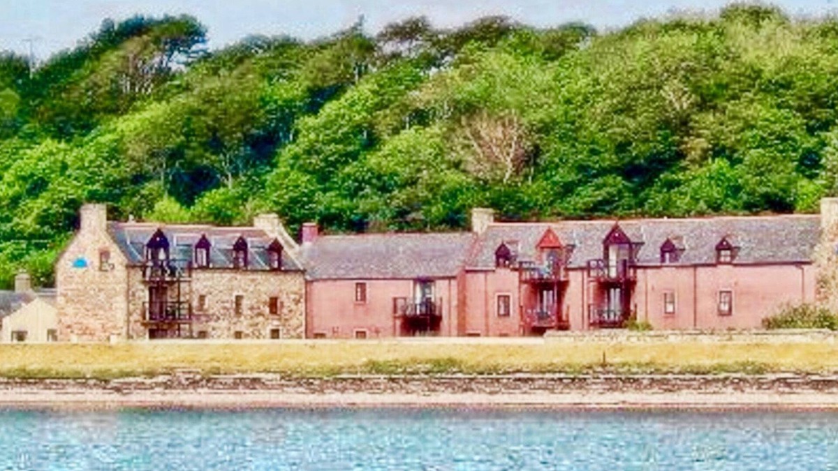 Ardersier Apartment | Dolphin Bay Suites - Superb Seafront Apartment Right on the Beach near Inverness