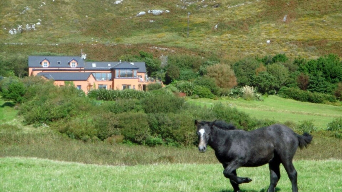 Clifden House | Dolphin Beach House - Close to the sea & town