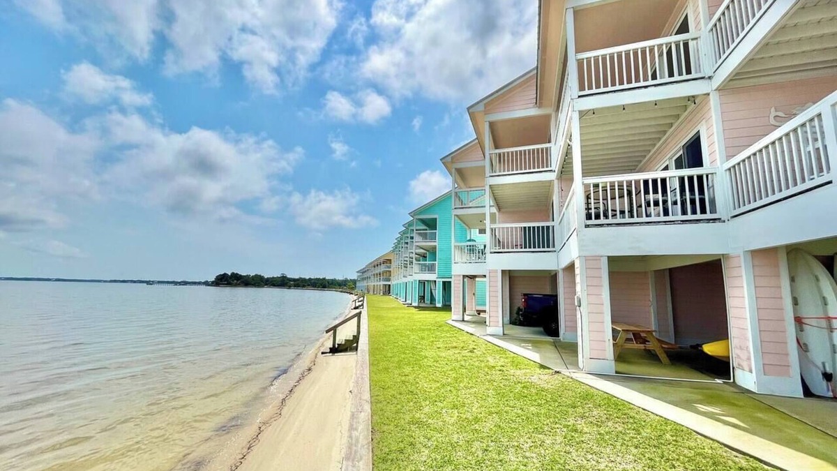 Innerarity Townhomes House | Dolphin Cove: Gorgeous Waterfront Unit with Kayaks