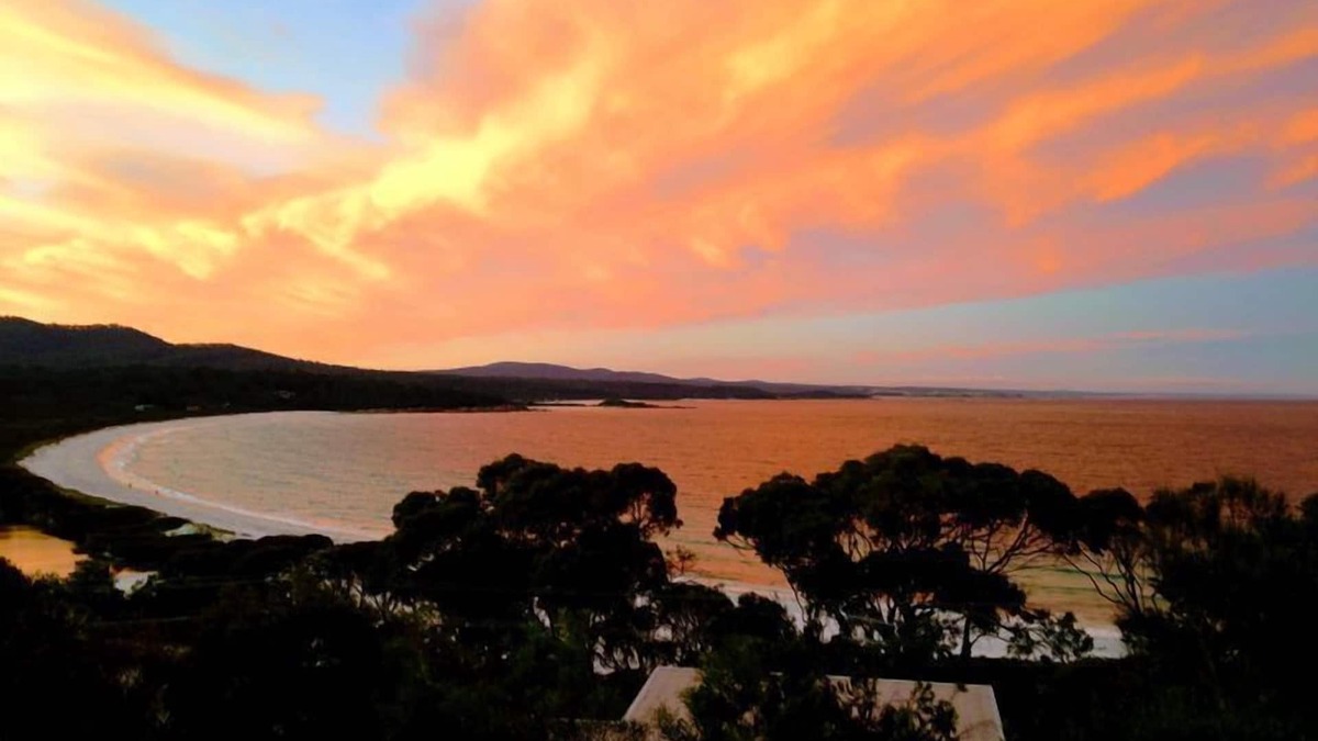 Binalong Bay Cottage | DOLPHIN LOOKOUT COTTAGE Overlooking Binalong Bay