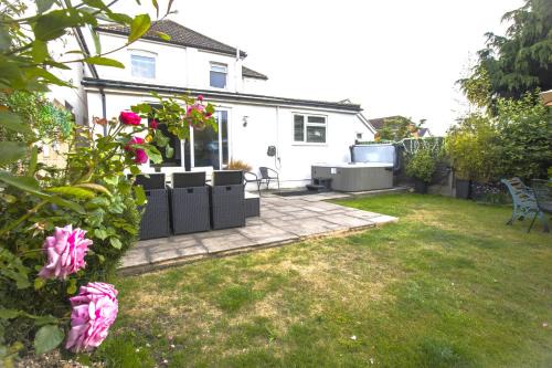 Poole House | Dolphin Retreat close to Beaches and Harbour