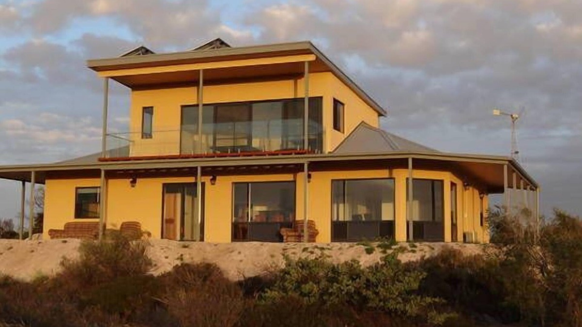 Wright House | Dolphin - Stunning 5 bedroom Eco and Pet Friendly House, Venus Bay SA