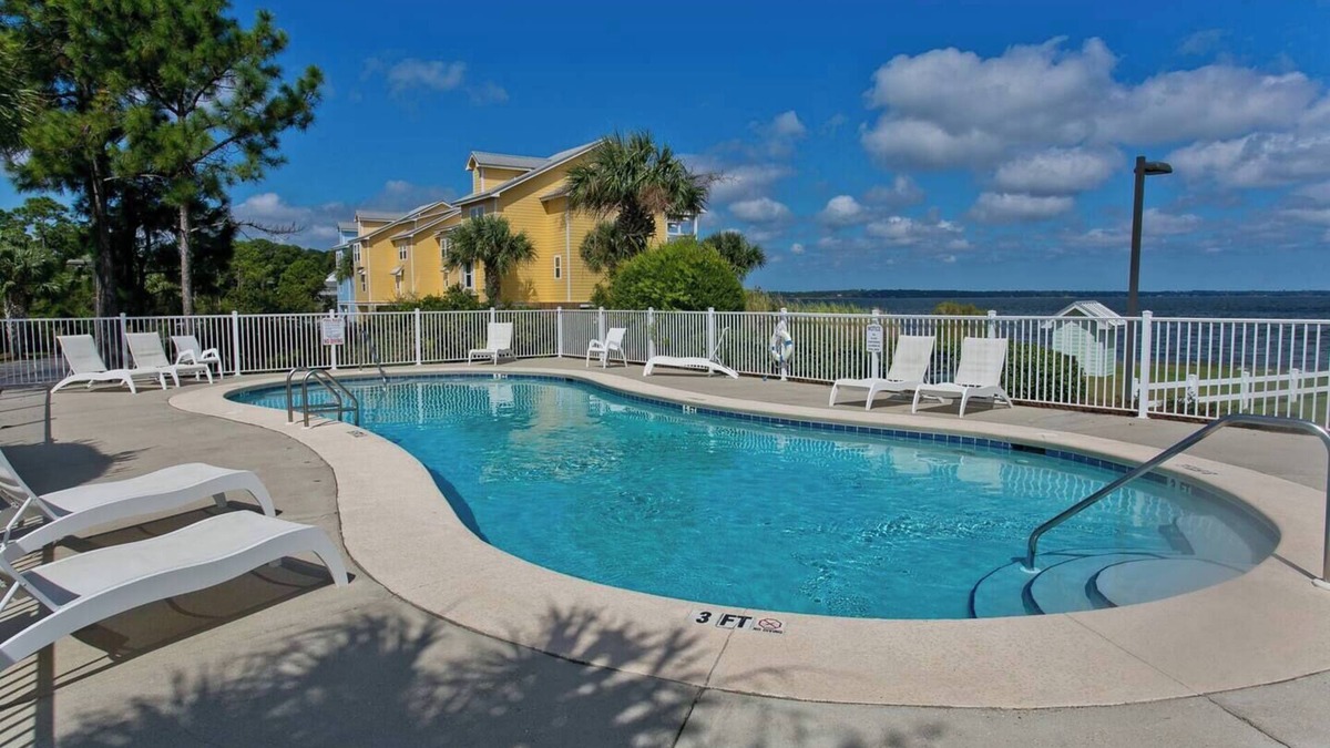 Innerarity Townhomes House | Dolphin Watch: Lovely Waterfront Unit with Kayaks!