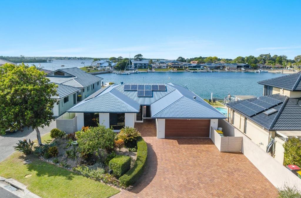 Yamba House | Dolphin Waters - Waterfront Delight