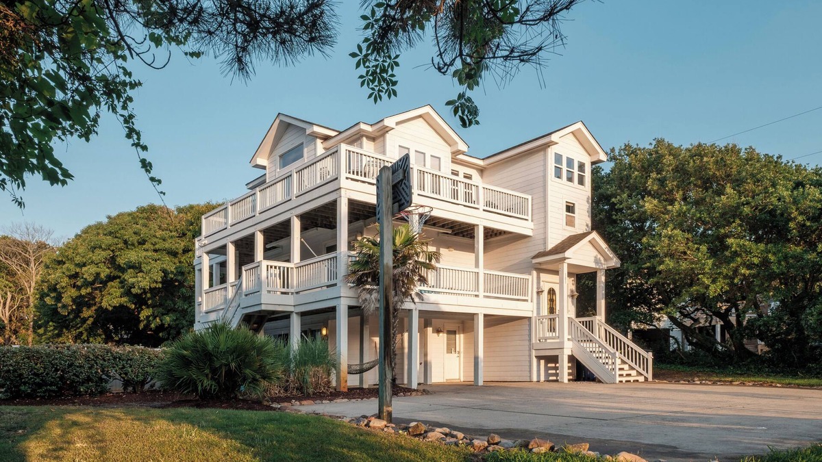 Southern Shores House | DolphinInnOBX- 7BR, Pirate Ship, Steps to Ocean, Pool, Golf, Gym, Pickleball,