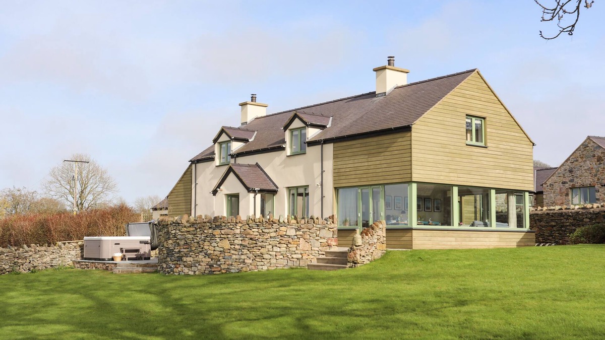 Brynsiencyn Cottage | DOLWAENYDD, pet friendly, with hot tub in Brynsiencyn