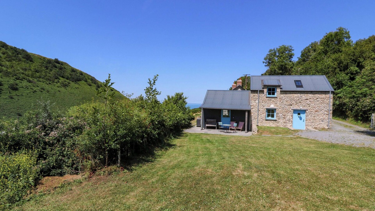 Llandyssiliogogo Cottage | DOLWYLAN BARN, pet friendly, character holiday cottage in New Quay