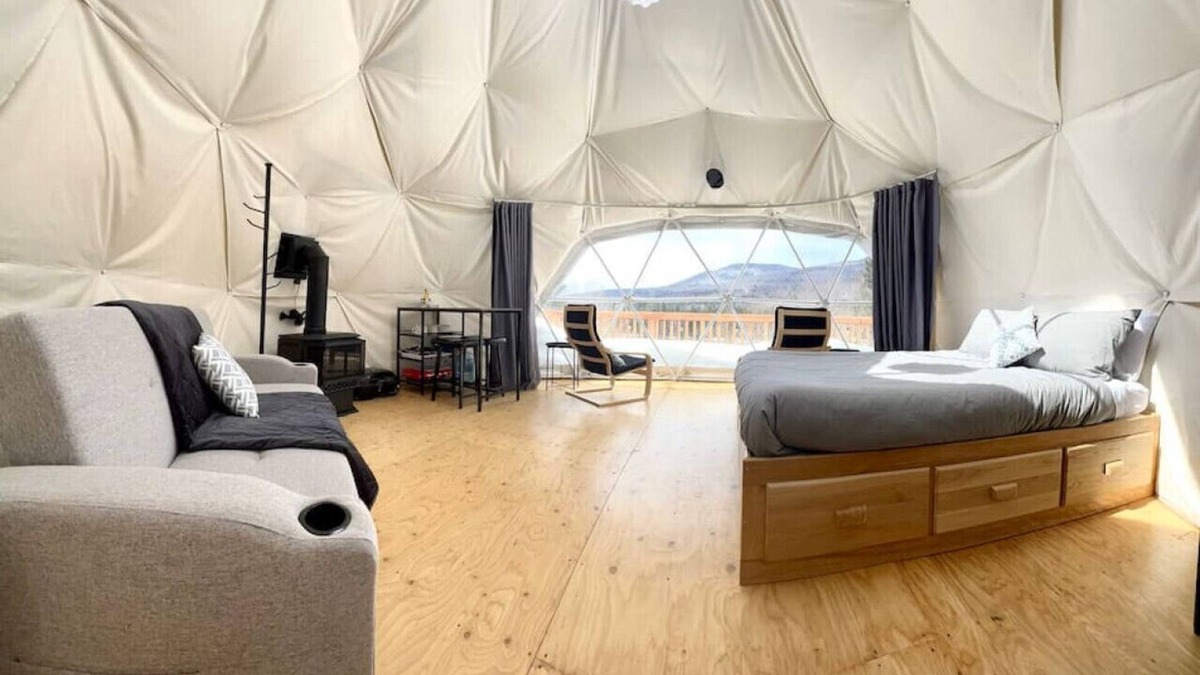 Saint-Gabriel-de-Valcartier House | Dome # 1 with view to the mountains