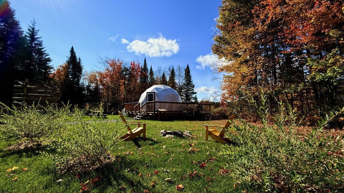 Saint-Gabriel-de-Valcartier House | Dome # 2 with view to the mountains.