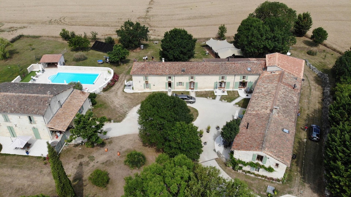 Saint-Pierre-d'Amilly Cottage | Domaine de Pégon - Gite 2 Sunflowers Avec Piscine