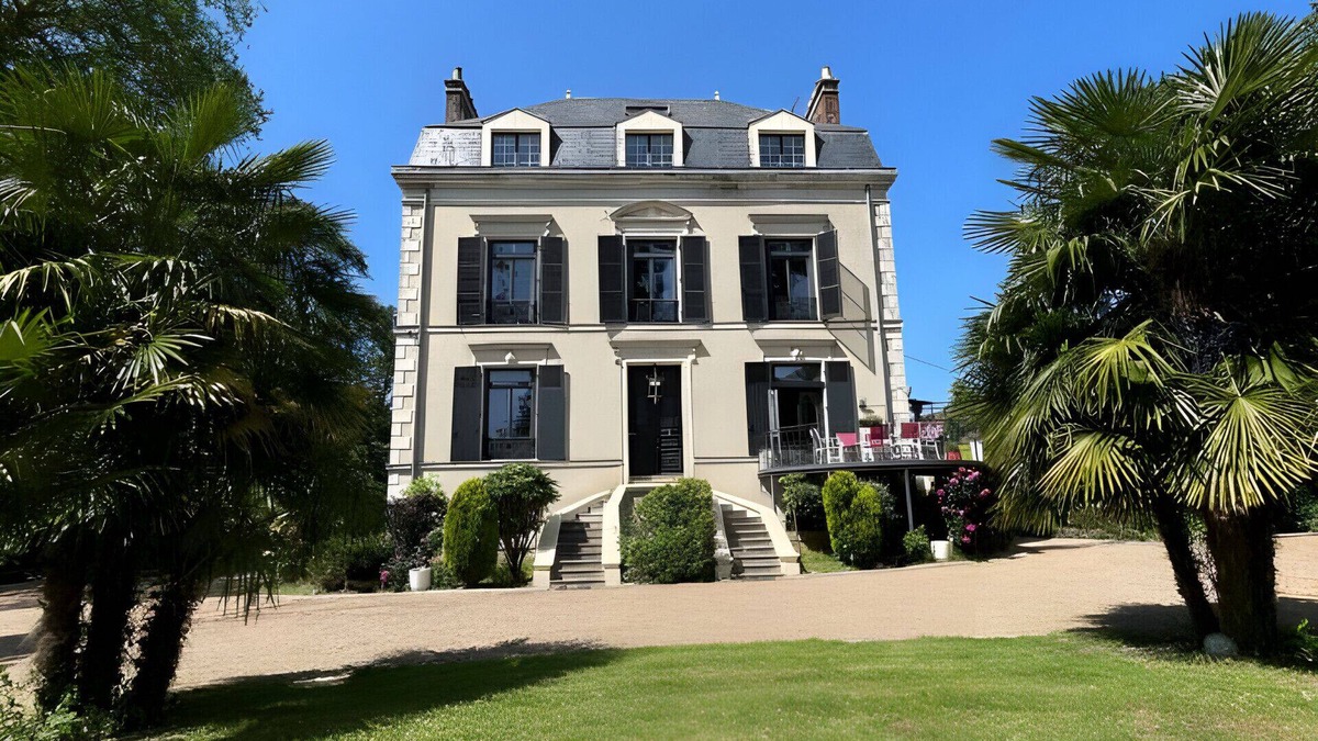 Saint-Pavace Villa | Domaine de la Belvaudière - 22pers - Piscine - Lux