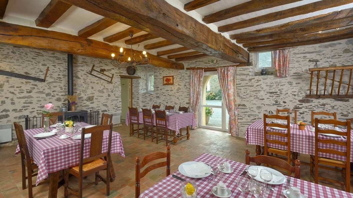 Sainte-Gemme-d'Andigne Bed & Breakfast | Domaine De La Cour