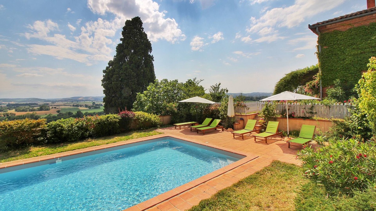 Cintegabelle House | Domaine de Quintalone view of the Pyrenees, south of Toulouse