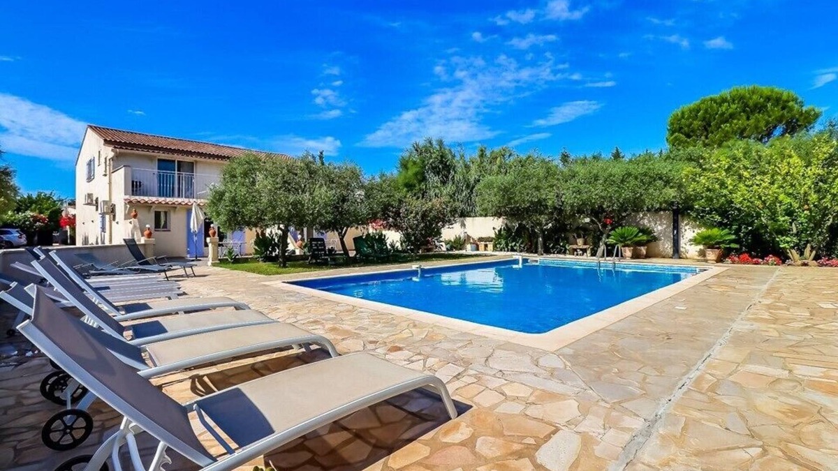 Beaucaire Apartment | Domaine des Oliviers-Apartment for 4 to 6 people with swimming pool