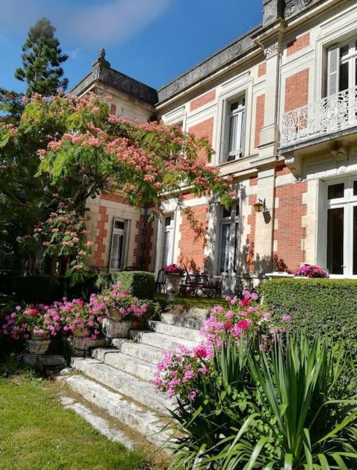 Montmoreau-Saint-Cybard House | Domaine de Champ rose + piscine chauffée, couverte