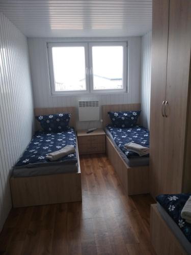 Grodzisk Mazowiecki Apartment | Domek - 2 Sypialnie, Kuchnia, Łazienka - 6 Osobowy N6 - FreezerHause Izdebno- NoclegiGrodziskPL 792-535-535