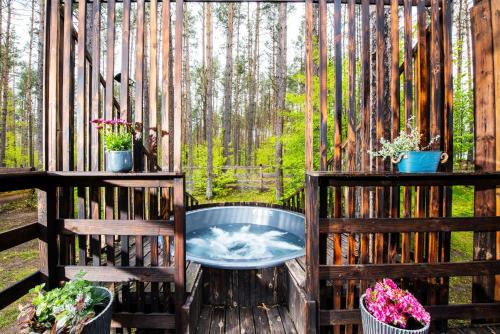 Lubiana House | Domek lubiana180 SCANDI wśród drzew jacuzzi taras na dachu jezioro Kaszuby Pieski tylko do 10kg za dodatkową opłatą