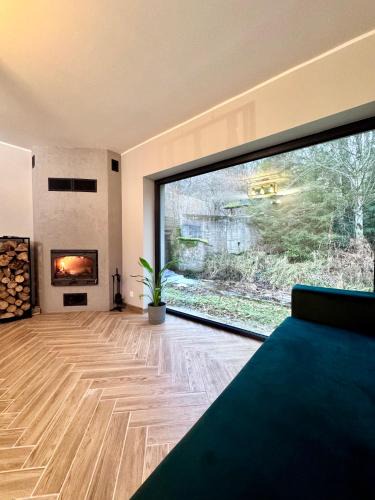 Kolczyglowy House | Domek z balią nad Wodospadem w głębi lasu