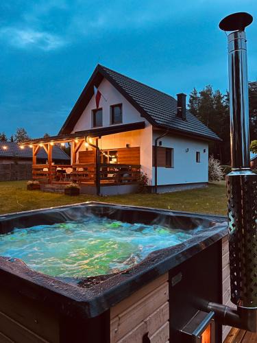 Sejny House | Domek z kominkiem nad jeziorem z jacuzzi ogrodowym