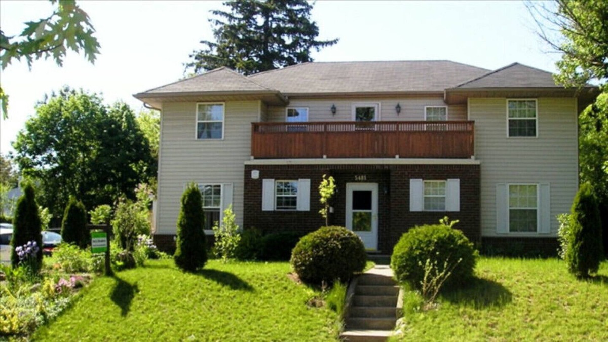 Niagara Falls House | Domino Deluxe Double Suite