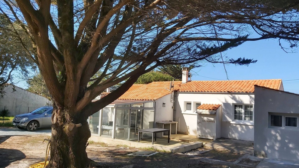 Domino House | DOMINO, renovated 4-bedroom house, 150 m from the small beach.