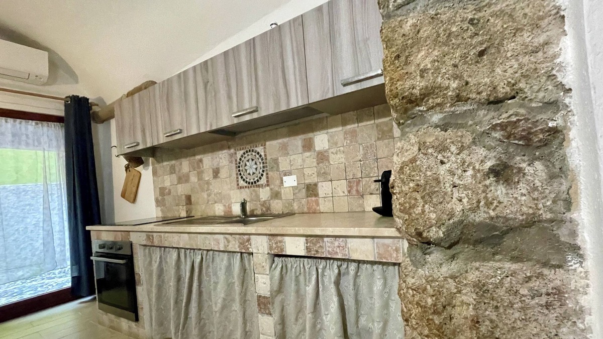 Bosa Historic Centre Apartment | Domo Mea 18th century modern quietly located near castle 🅿️& historic center