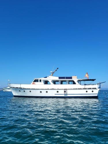 Vigo Boat Rental | Don Maximo Yacht Hotel