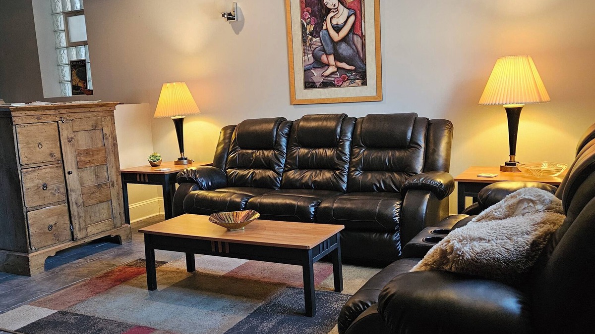 Grand Boulevard Apartment | Don't miss out on this one! No cleaning fee.nIdeal for McCormick Cntr and U of C