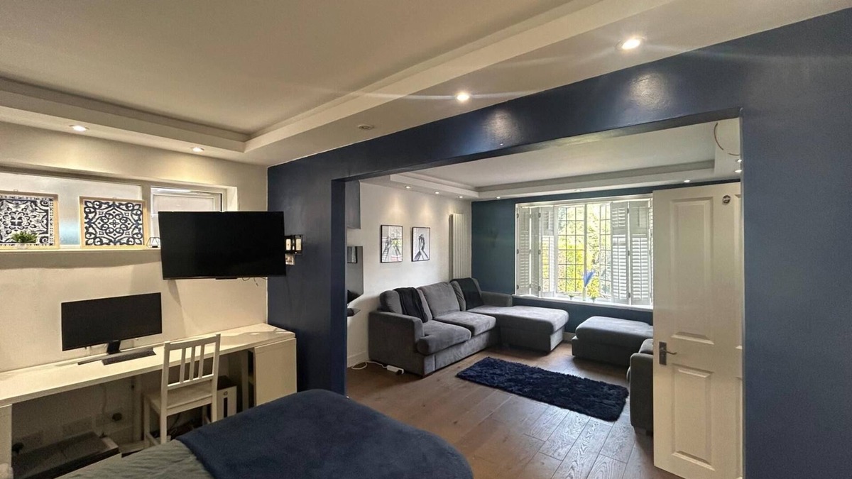 Streatham Hill House | Don't wake me up. South London. Sleeps 20+