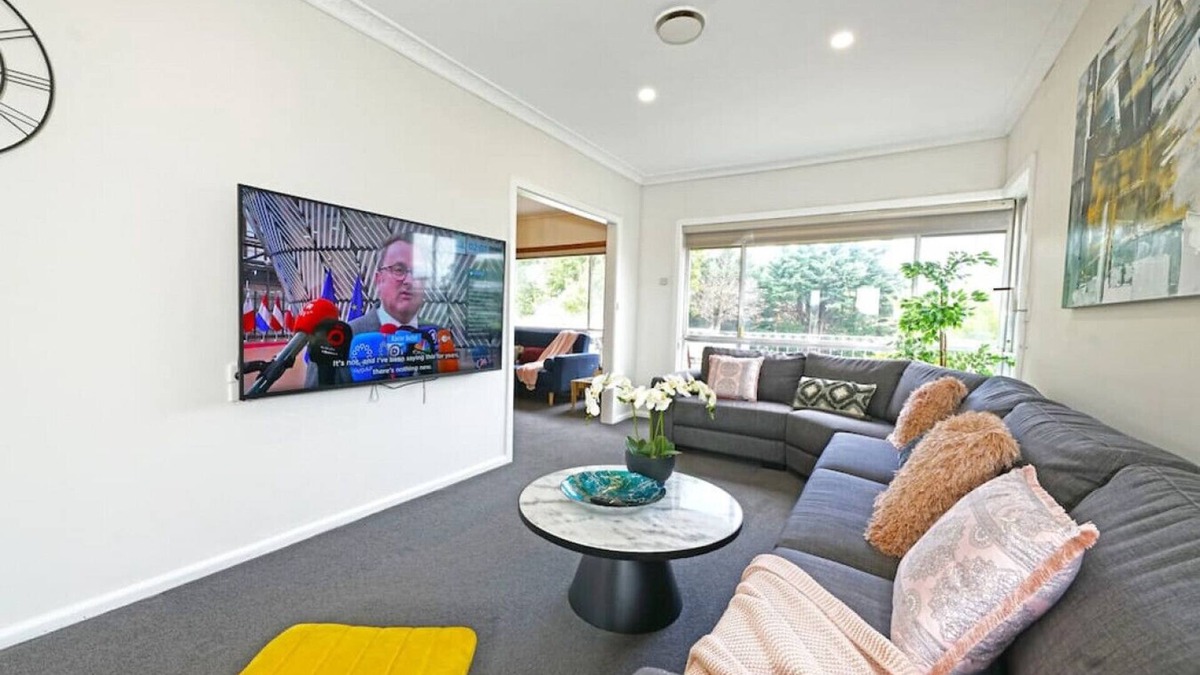 Doncaster House | Doncaster Brick Family Home up to 9ppl Netflix Parking Wifi
