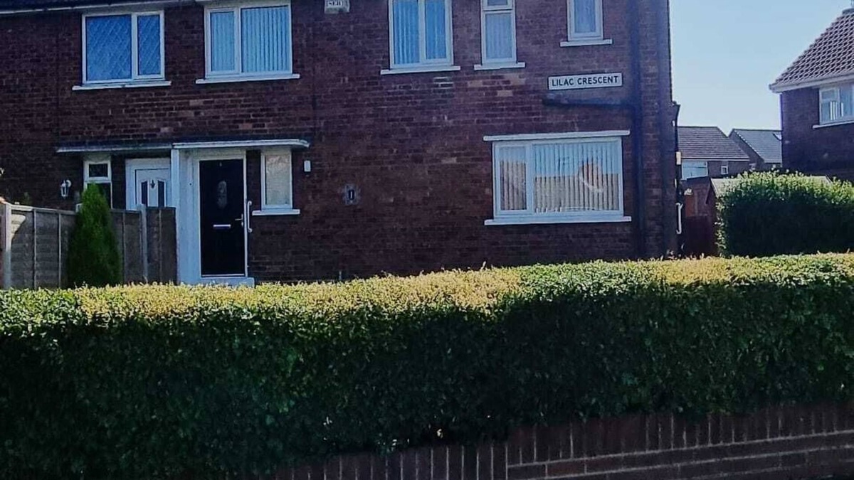 Doncaster House | Doncaster-House-Sleeps8-Parking-Garden