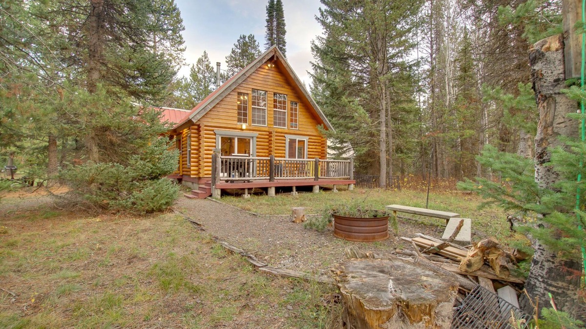 Wagon Wheel Cabin | Donnelly Cabin w/Private Deck: Near Lake Cascade!
