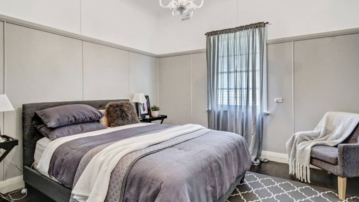 Tenterfield House | Donnelly House | Airconditioned bedrooms and living .