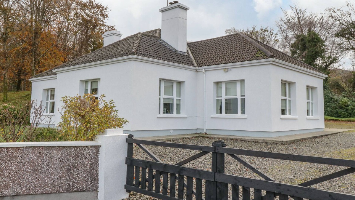 Massbrook Cottage | DONROSS COTTAGE, family friendly in Pontoon, County Mayo