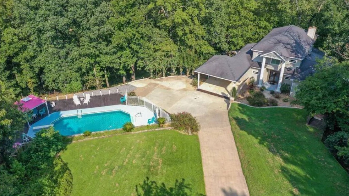 Titus House | Doodle Days at Lake Jordan Sleeps 18 with a Pool!n