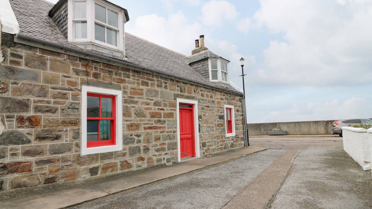 Cullen Cottage | DOOKERS' HOOSE, family friendly, character holiday cottage in Cullen