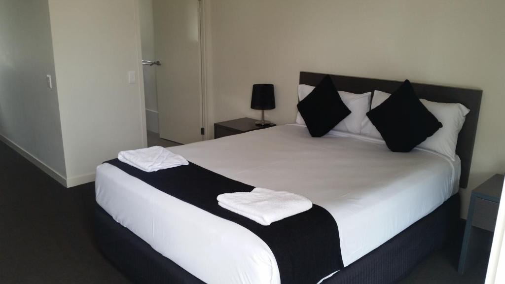 Capella Hotel | Dooleys Tavern and Motel Capella